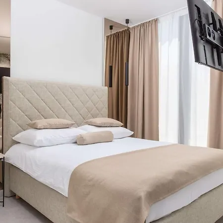 Samstag Parkzone 4* سبليت